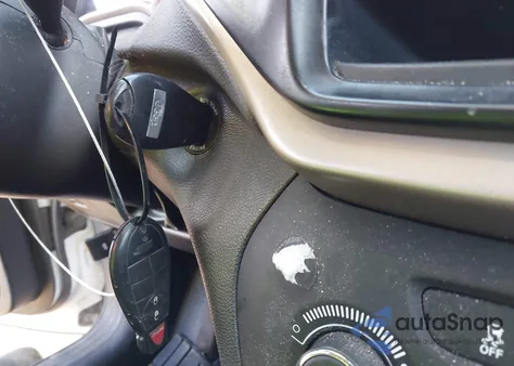 2018 Jeep Cherokee Latitude 4X4 z USA, uszkodzony, nr VIN 1C4PJMCB6JD529415